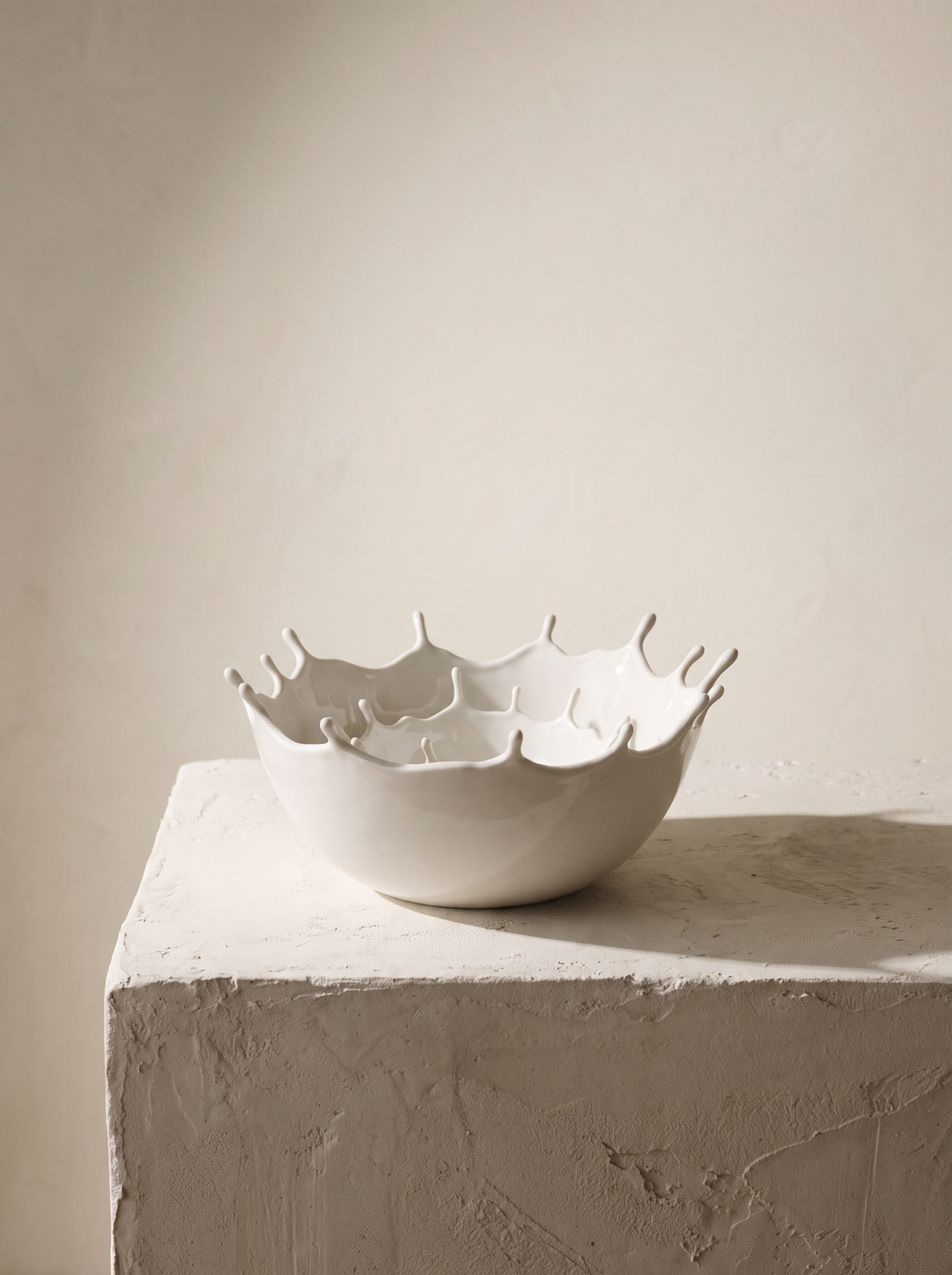 Marea porcelain bowl on plaster plinth