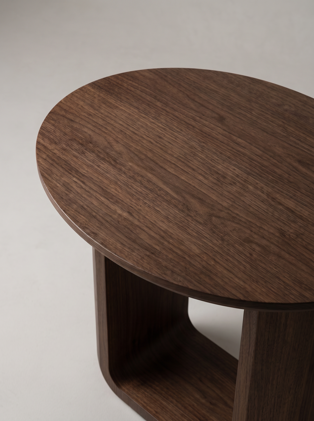 Modena walnut oval top grain detail